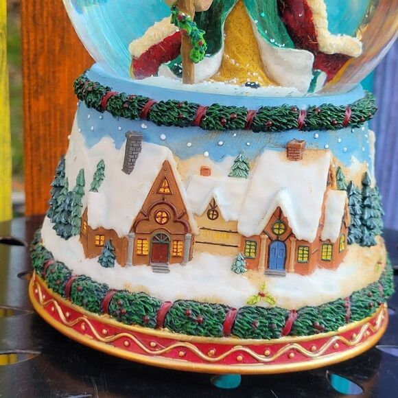 Music Santa Snow Globe - Picture 11 of 12